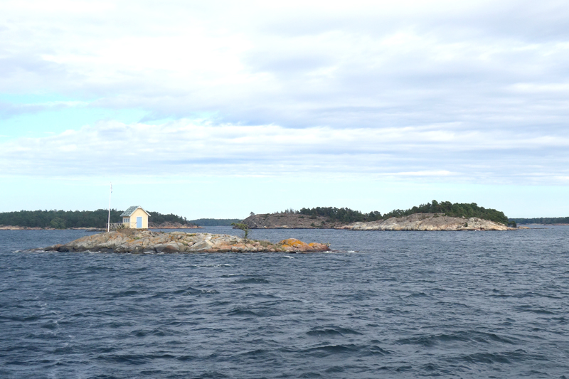 Schärengarten mit gelbem Haus - Sandhamn in Schweden - Reiseblog Bravegirls