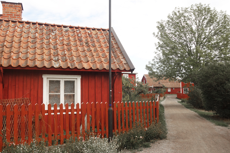Sandhamn in Schweden - Ort mit roten Häusern - Reiseblog Bravegirls