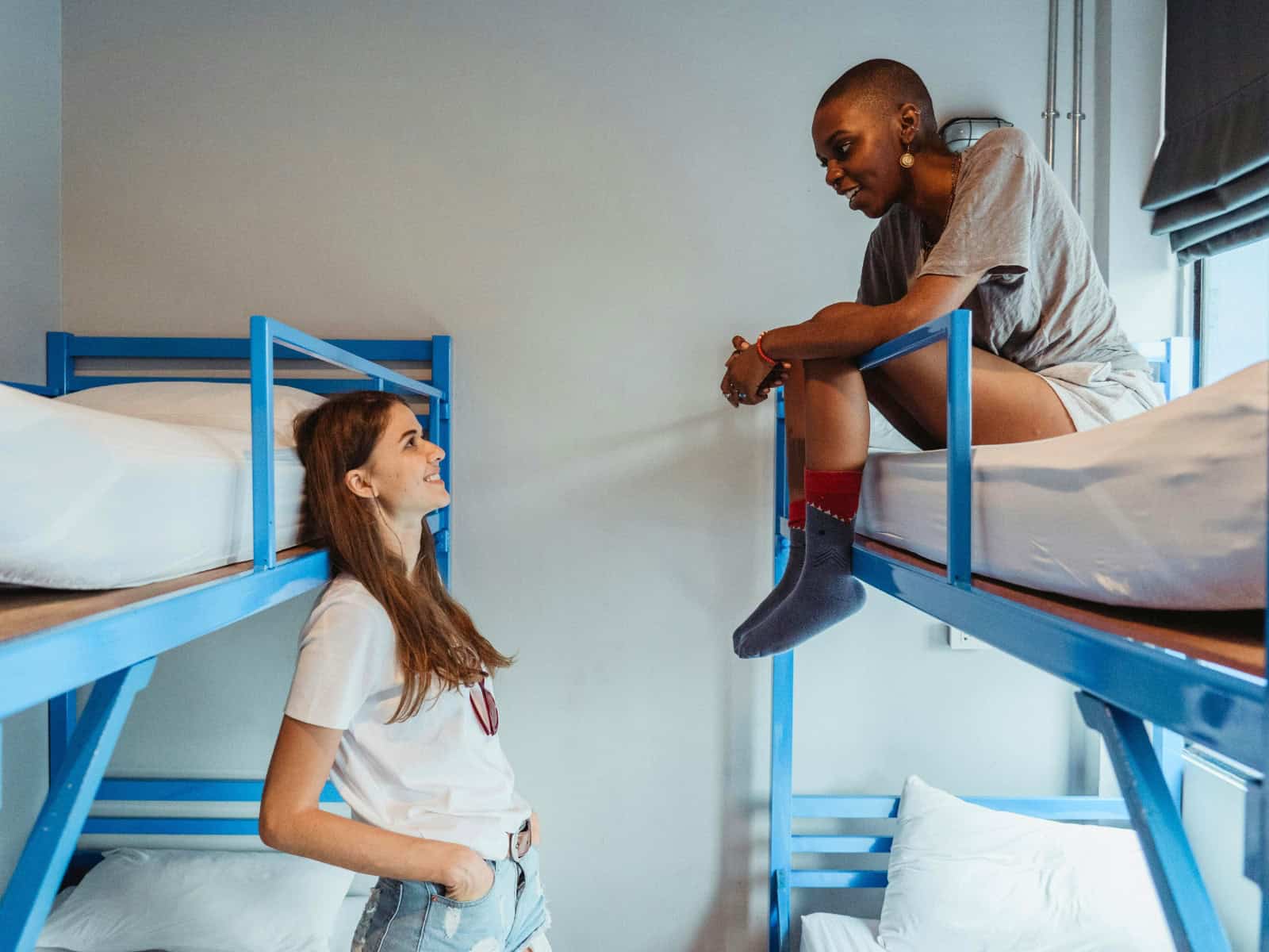 Alleinreisende Frau im Hostel