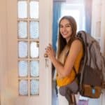 Alleinreisende Frau in einem Hostelzimmer