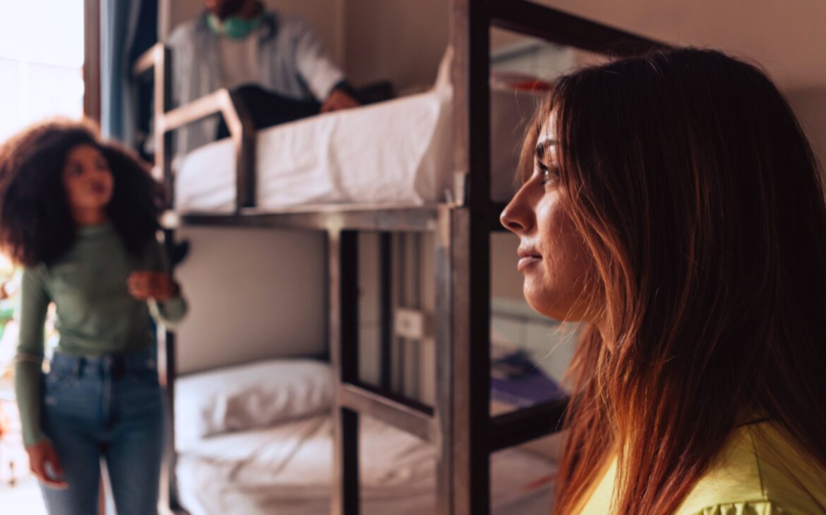 Mehrbettzimmer in einem Hostel mit mehreren Etagenbetten und begrenztem Platz.