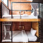 Etagenbett in einem Mehrbettzimmer mit Vorhängen und zwei Schlafplätzen