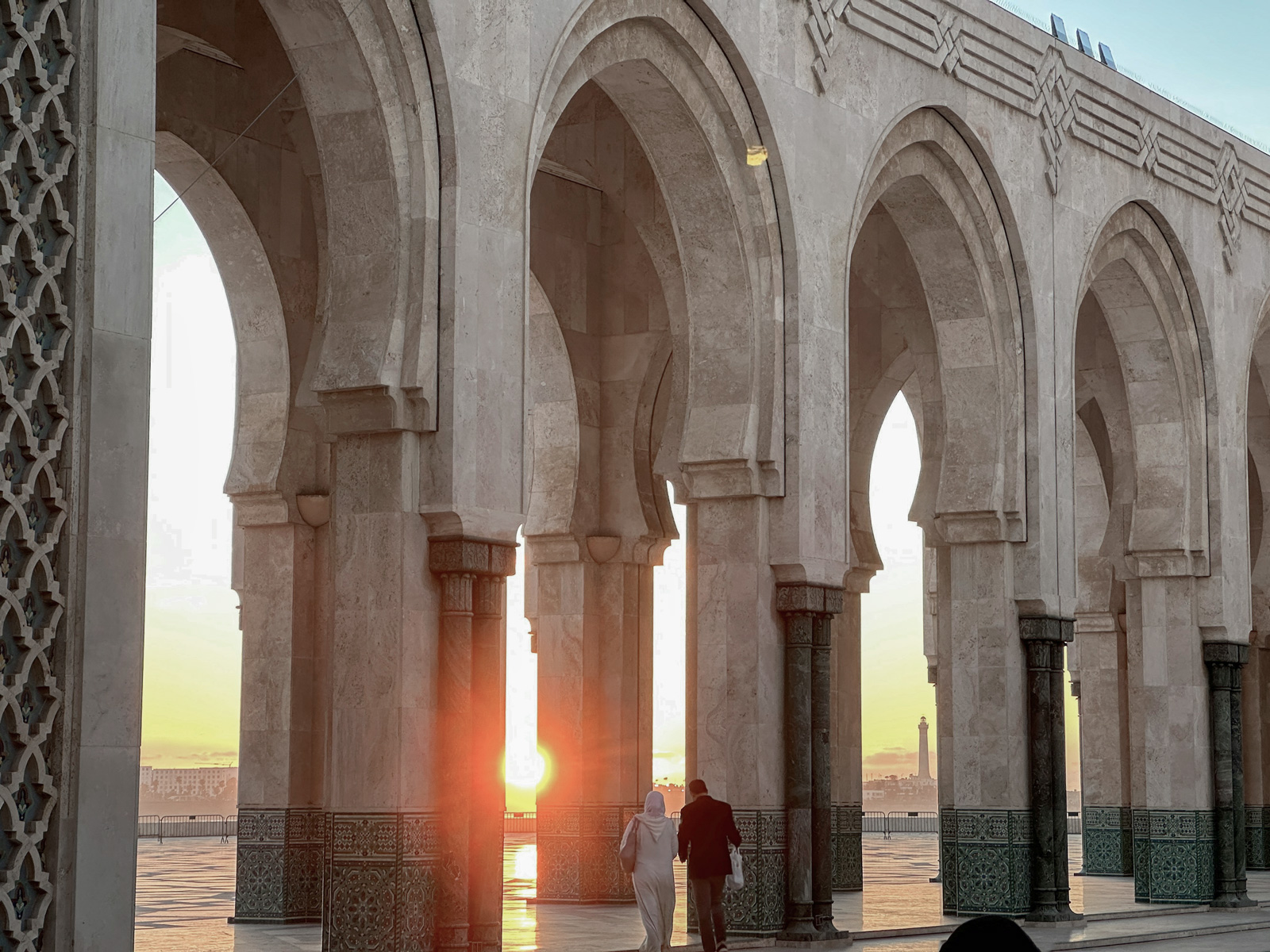 Arkaden der Hassan-II.-Moschee in Casablanca bei Sonnenuntergang