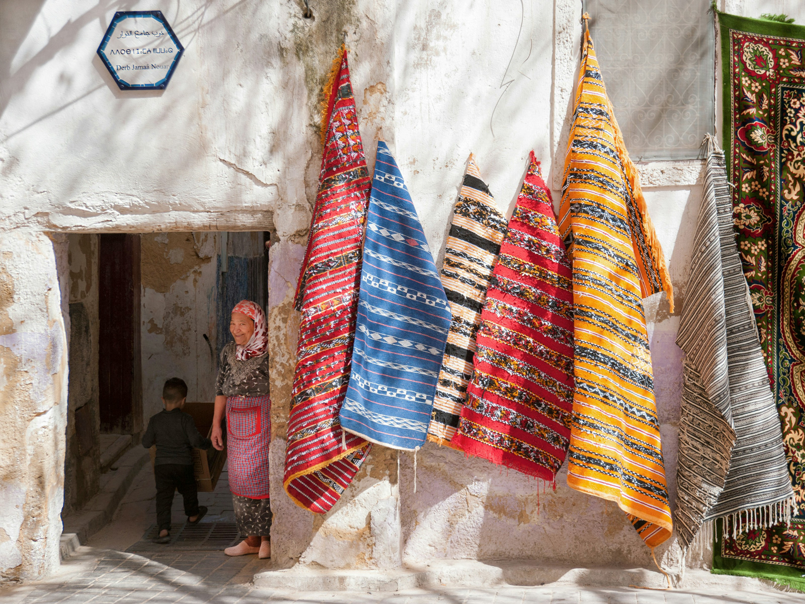Bunte Teppiche in einer Gasse der Medina von Fès