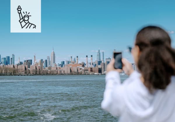 Alleinreisende Frau fotografiert die Skyline von New York in den USA